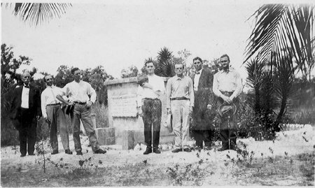 Koreshans at Teed's tomb.