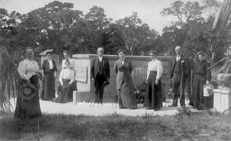 Koreshans at Teed's tomb